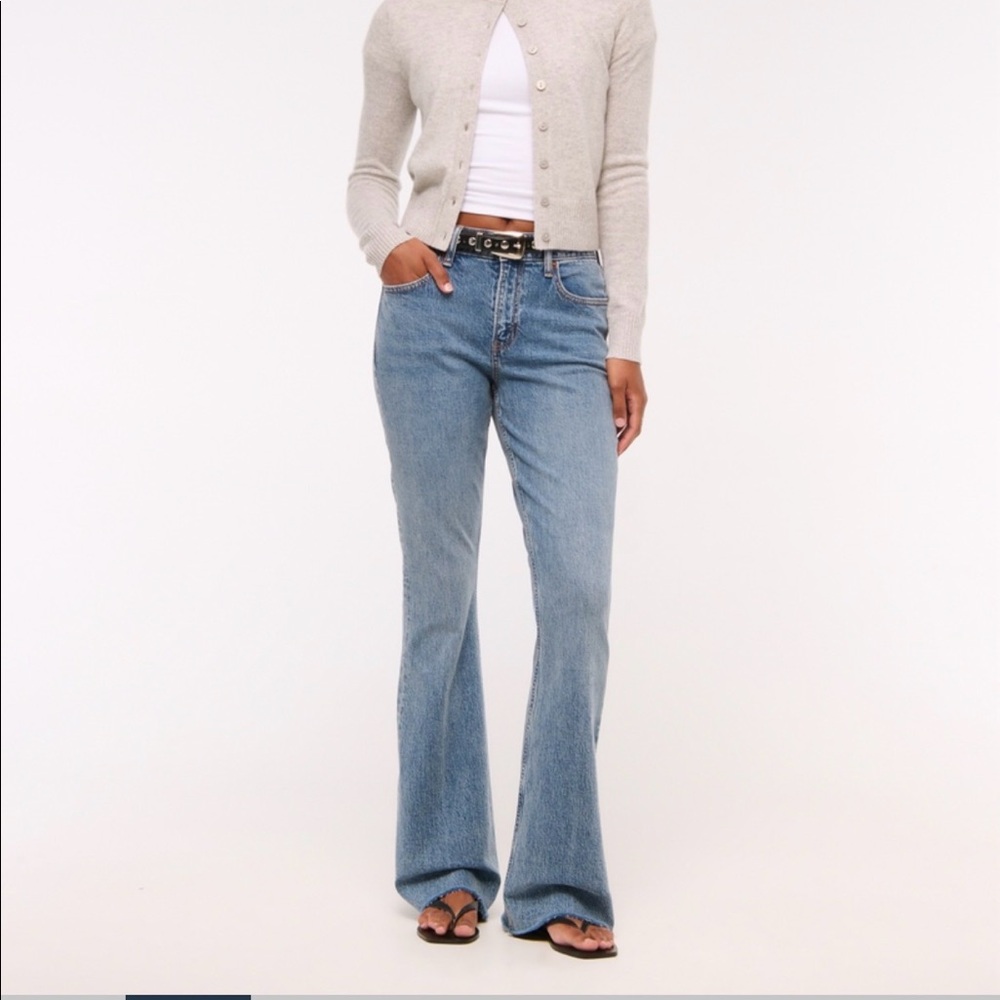 Abercrombie - Curve Love Mid Rise Bootcut
Frayed Hem Jean